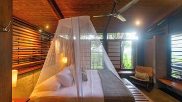 2 bedrooms, desk, WiFi, bed sheets