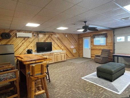 Interior. "Bert Cave" - Lake Side Cabin, Hovde Resort