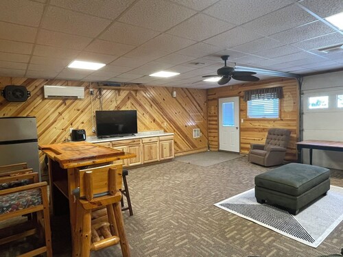 "Bert Cave" - Lake Side Cabin, Hovde Resort