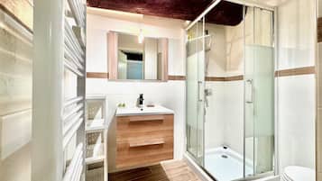 Dusche, Haartrockner, Handtücher