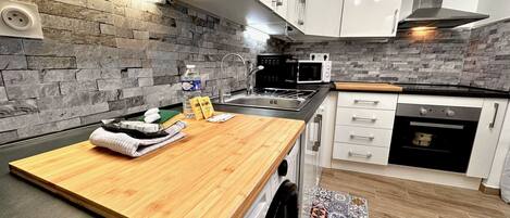 Kühlschrank, Mikrowelle, Ofen, Herdplatte