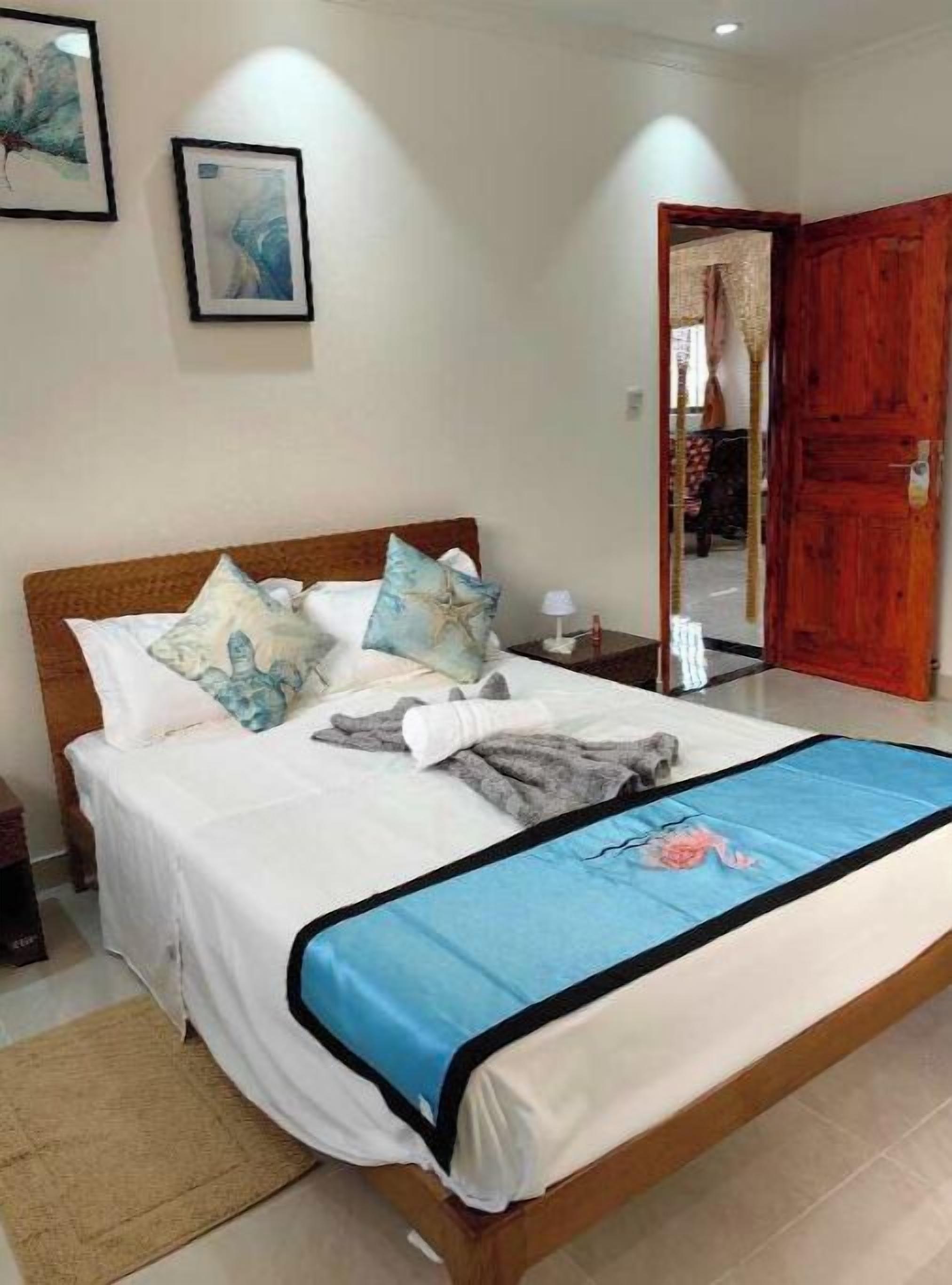 2 bedrooms, in-room safe, desk, iron/ironing board