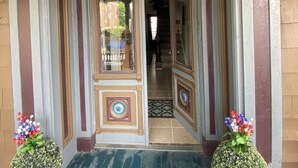 Una entrada imponente con columnas ornamentales y un marco de puerta decorativo.