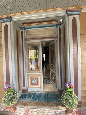 Exterior detail - Charming Wheeling Island home. Large cozy and spacious! Your home away from home (Wheeling)