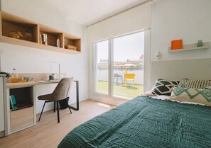 Cortinas opacas, wifi gratis, ropa de cama