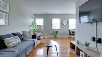 Apartamento empresarial, 2 quartos | Área de estar | Smart TV 50 polegadas com canais a cabo