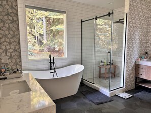 Dusche, Haartrockner, Handtücher, Seife