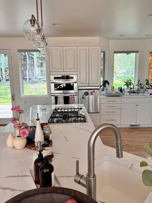 冷蔵庫、電子レンジ、オーブン、コンロ