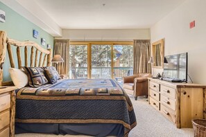 2 bedrooms, free WiFi, bed sheets - Lovely Huge 2 Bedroom Condo/ Walk to Lifts! (Keystone)