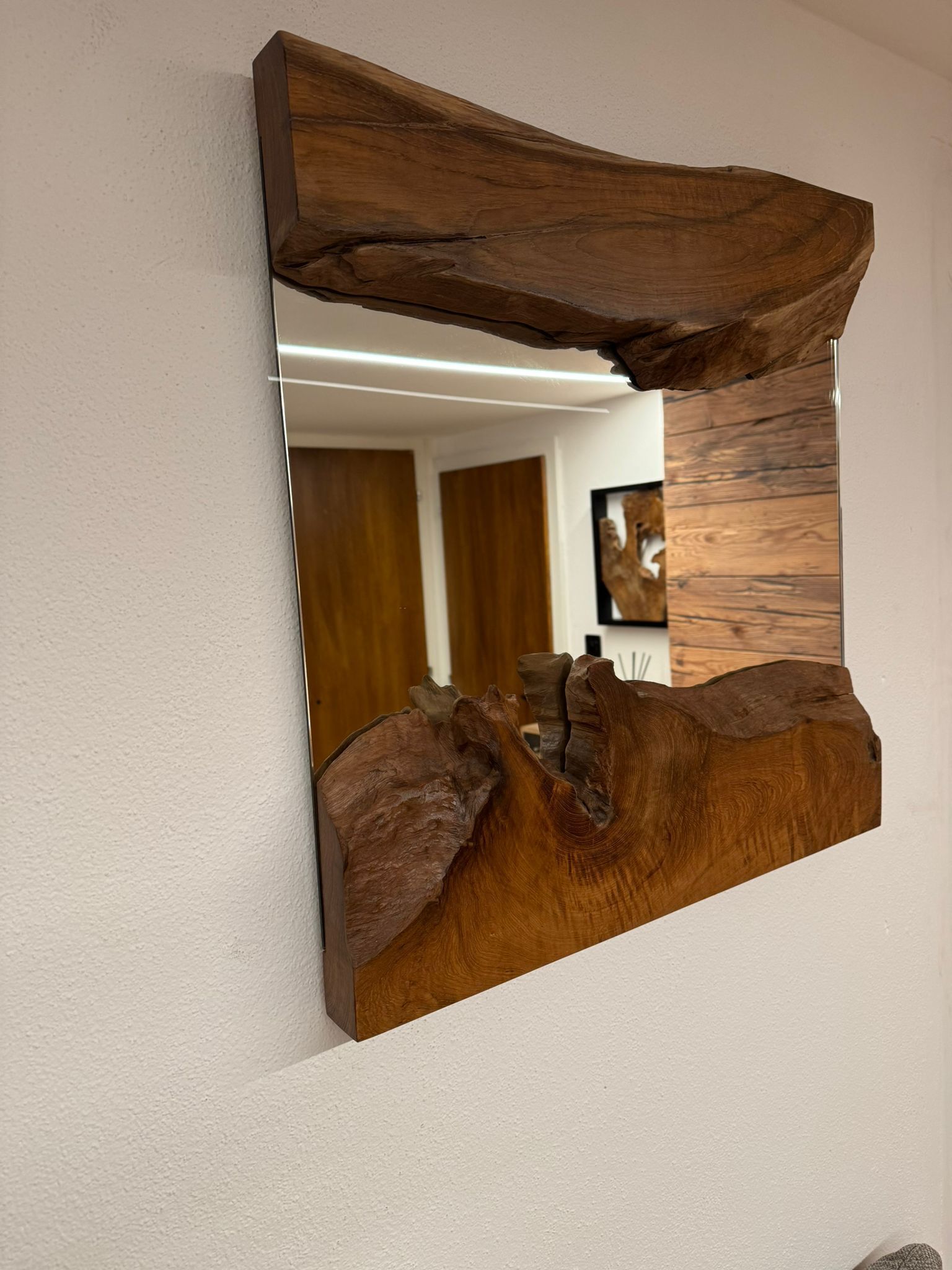 Un miroir avec un cadre en bois.
