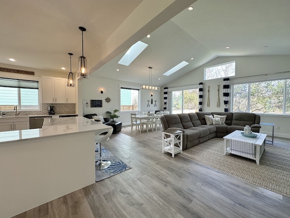 Smart TV, fireplace - Luxury Waterfront, Dock, Hot Tub, Fire Pit, Fenced Yard (Ocean Shores)