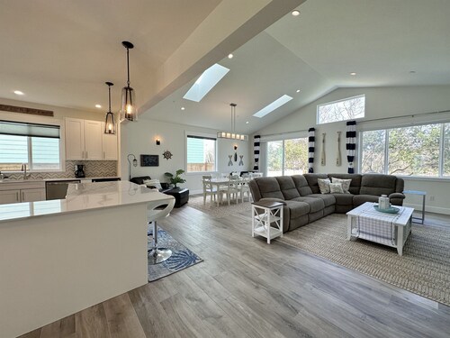 Luxury Waterfront, Dock, Hot Tub, Fire Pit, Fenced Yard