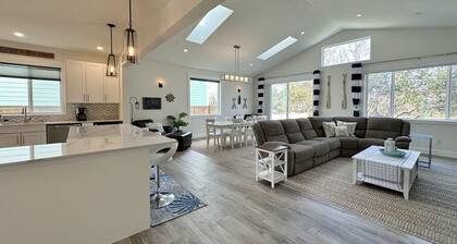 Luxury Waterfront, Dock, Hot Tub, Fire Pit, Fenced Yard