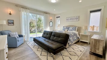 3 habitaciones, escritorio y tabla de planchar con plancha