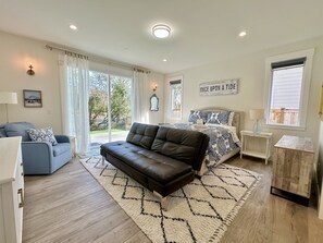 3 bedrooms, desk, iron/ironing board, travel cot - Luxury Waterfront, Dock, Hot Tub, Fire Pit, Fenced Yard (Ocean Shores)