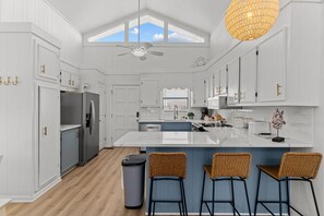 Frigorífico, microondas, horno y placa de cocina