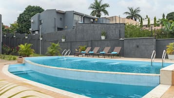 Piscine extérieure, chaises longues