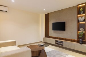 Suite, Poolblick | Wohnbereich | Fernseher