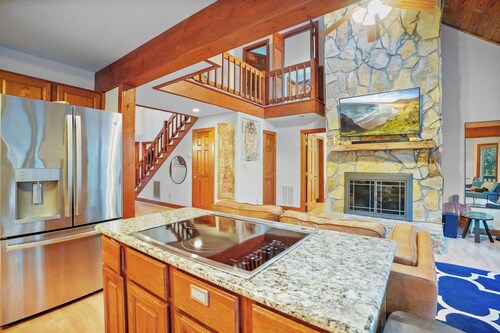 3BR Woodland Retreat - Sleeps 10 w/Sauna & Pool