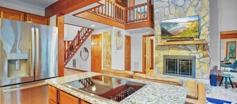 3BR Woodland Retreat - Sleeps 10 w/Sauna & Pool