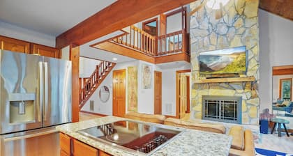 3BR Woodland Retreat - Sleeps 10 w/Sauna & Pool