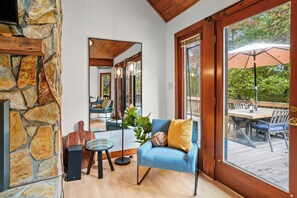 Een smart-tv, een open haard en een printer