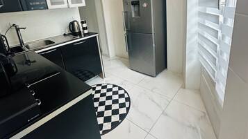 Een koelkast, een microgolfoven, een oven, een kookplaat
