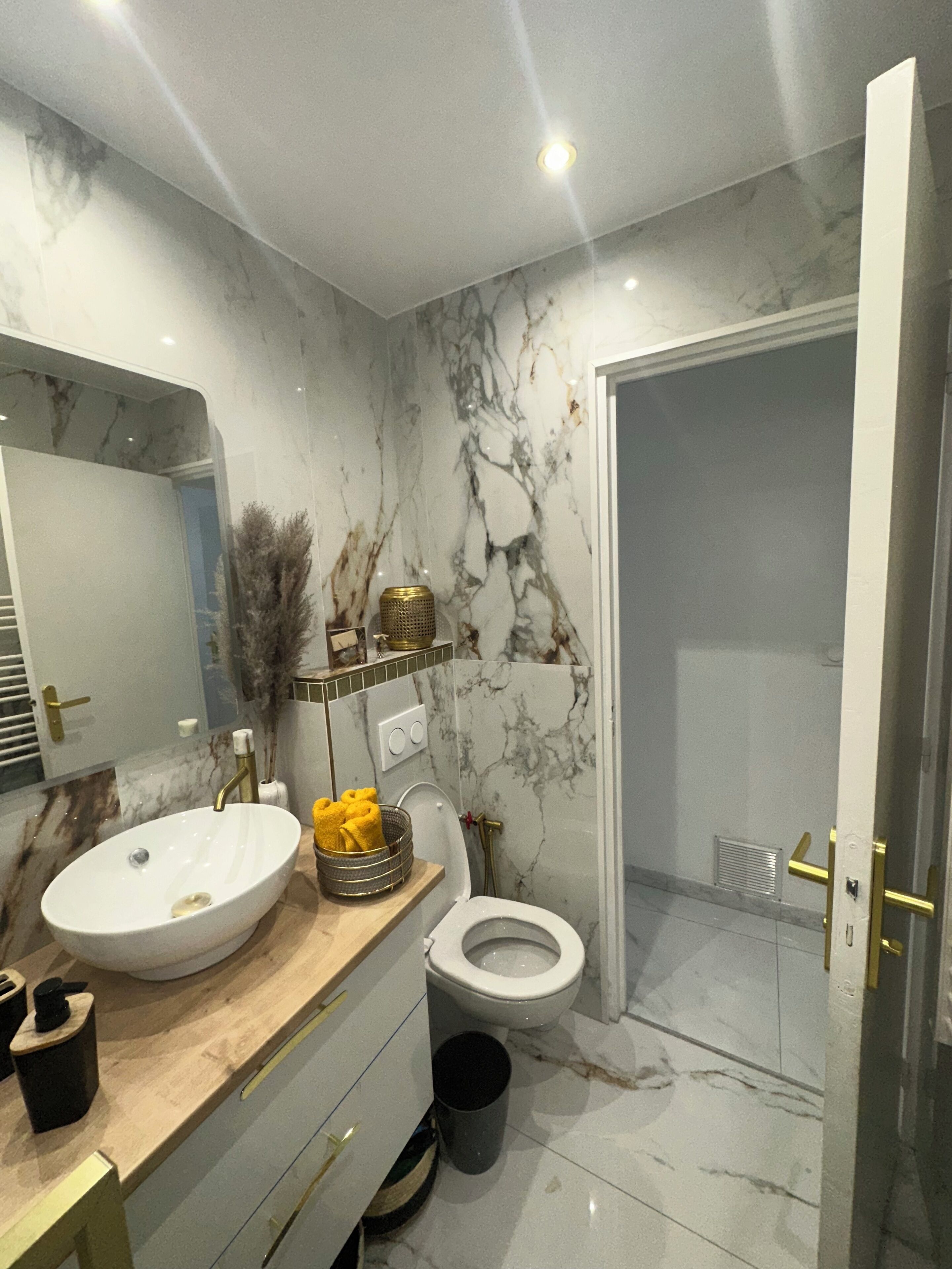 Douche, sèche-cheveux, serviettes fournies, savon