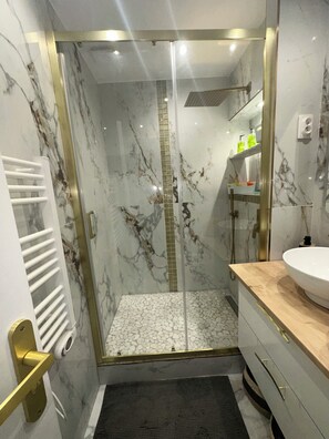 Dutxa, assecador de cabells, tovalloles i sabó