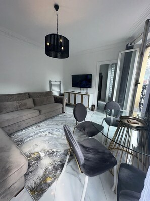 Smart TV - Parisian apartment (Paris)