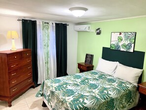 2 bedrooms, iron/ironing board, free WiFi, bed sheets - 2 bdr/1bth apt Central in Kingston (Kingston)