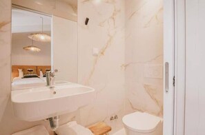 Hair dryer, towels, soap, toilet paper - House with pool in Casa Branca, Alentejo (Casa Branca)