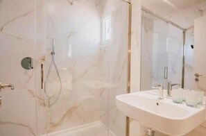 Hair dryer, towels, soap, toilet paper - House with pool in Casa Branca, Alentejo (Casa Branca)