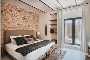 9 chambres, fer et planche à repasser, Wi-Fi, draps fournis
