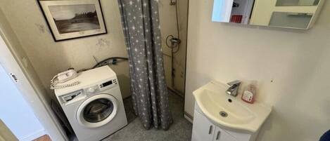 Serviettes fournies, savon, papier toilette