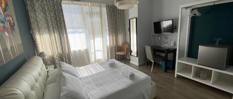 Tweepersoonskamer, balkon, uitzicht op de stad | Een bureau, een laptopwerkplek, geluiddichte muren