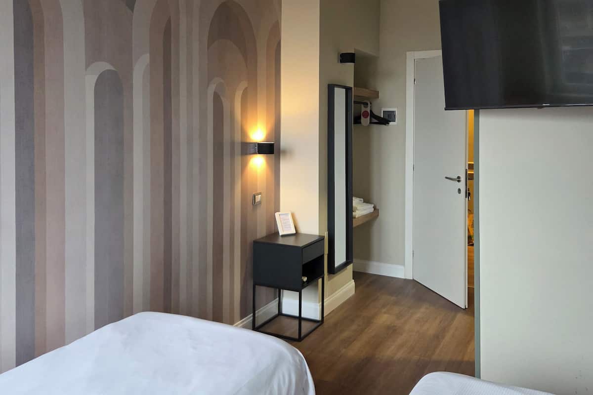 Twin Room | Desk, laptop workspace, soundproofing, iron/ironing board