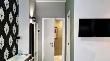 Twin Room | Desk, laptop workspace, soundproofing, iron/ironing board