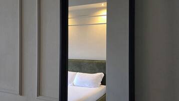 Deluxe Double Room | Desk, laptop workspace, soundproofing, iron/ironing board