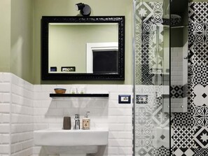 Deluxe Double Room | Bathroom | Shower, free toiletries, hair dryer, towels - Corso Italia Rooms (Milan)