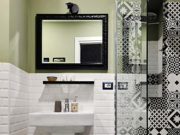 Deluxe Double Room | Bathroom | Shower, free toiletries, hair dryer, towels - Corso Italia Rooms (Milan)