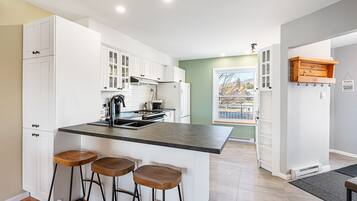 Réfrigérateur, micro-ondes, four, plaque de cuisson