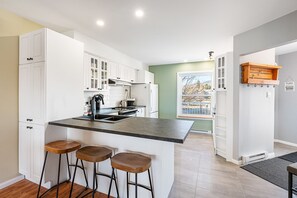 Een koelkast, een microgolfoven, een oven, een kookplaat