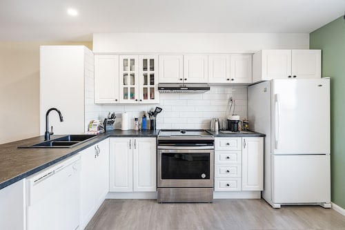 Le Moment, profitez du calme de l'eau et des montagnes.