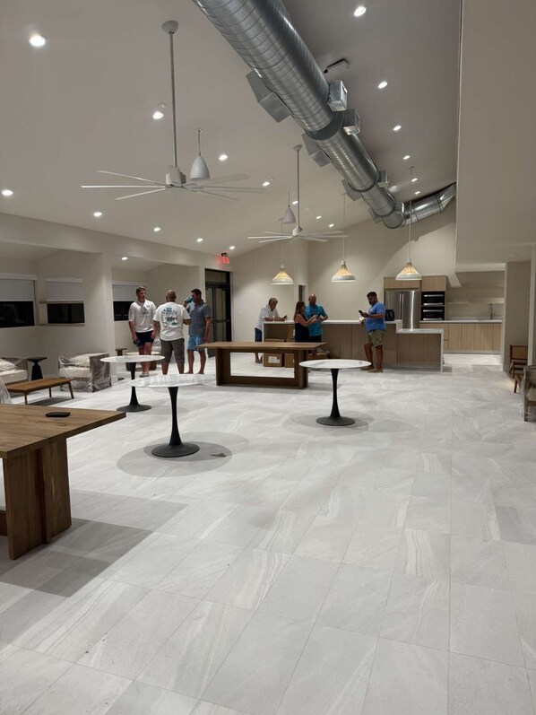 المنشأة من الداخل