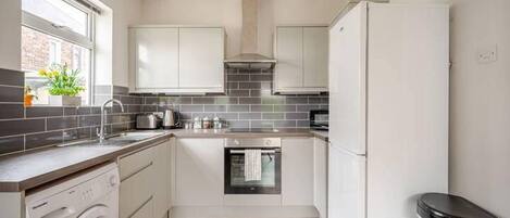 House | Private kitchen | Fridge, microwave, oven, stovetop