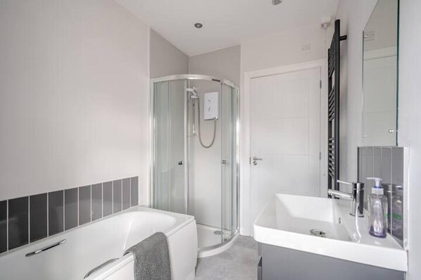House | Bathroom - Ekaya Cozy Belfast With 2 Bedrooms (Belfast)