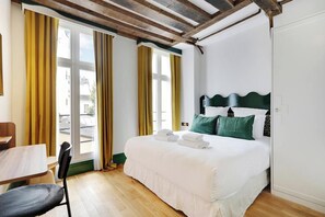 2 bedrooms, desk, iron/ironing board, free WiFi - JUST A STONE'S THROW FROM NOTRE DAME, THE LOUVRE, AND THE SEINE – 2 BEDROOM (Paris)