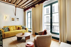 TV - JUST A STONE'S THROW FROM NOTRE DAME, THE LOUVRE, AND THE SEINE – 2 BEDROOM (Paris)