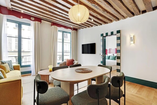 Dining - JUST A STONE'S THROW FROM NOTRE DAME, THE LOUVRE, AND THE SEINE – 2 BEDROOM (Paris)
